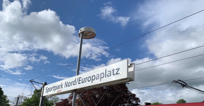 Schild im Vordergrund mit der Aufschrift: Sportpark Nord/Europaplatz