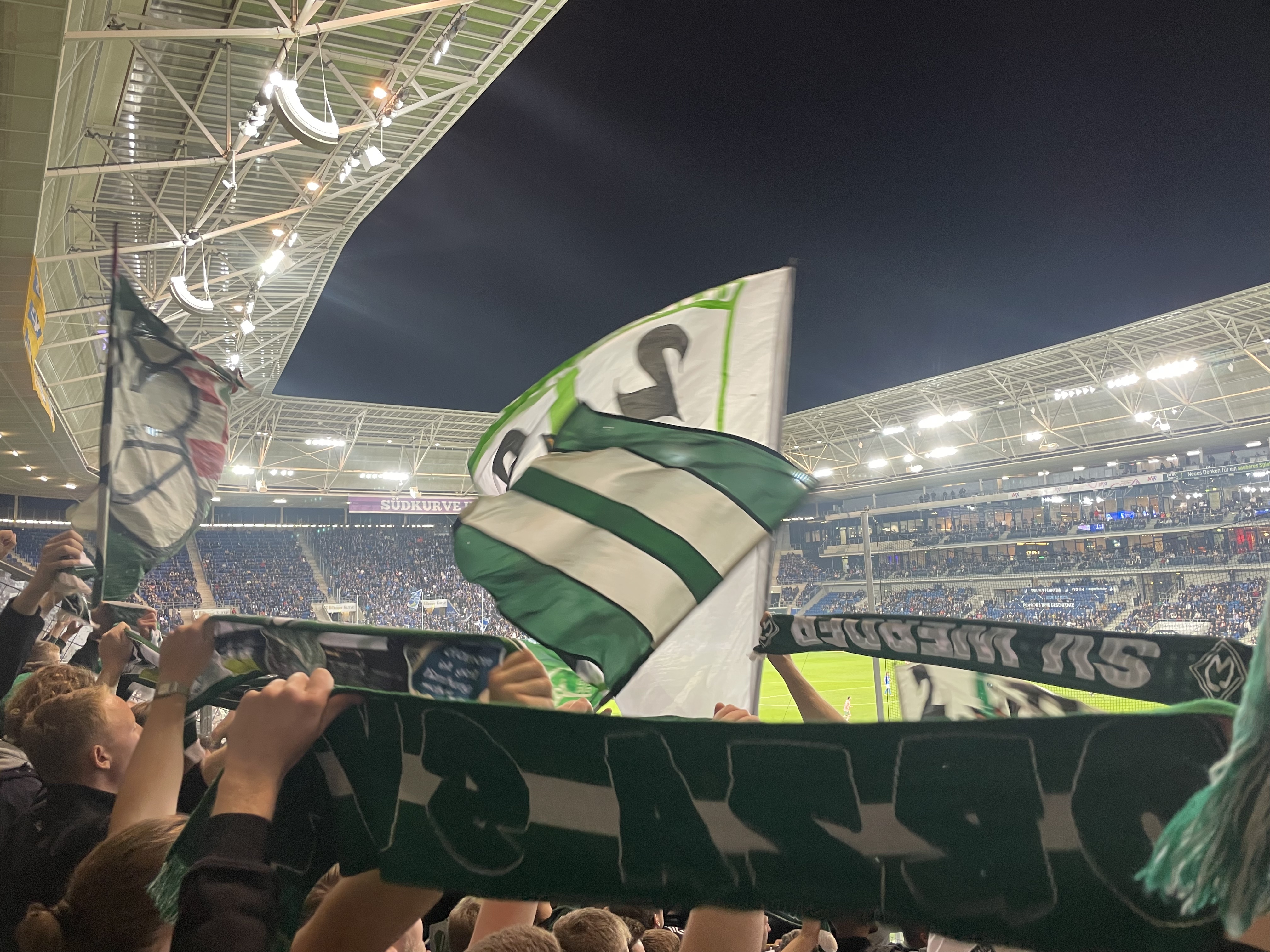 Fans in der Werder Bremen Kurve, mit hochgehaltenen Schal
