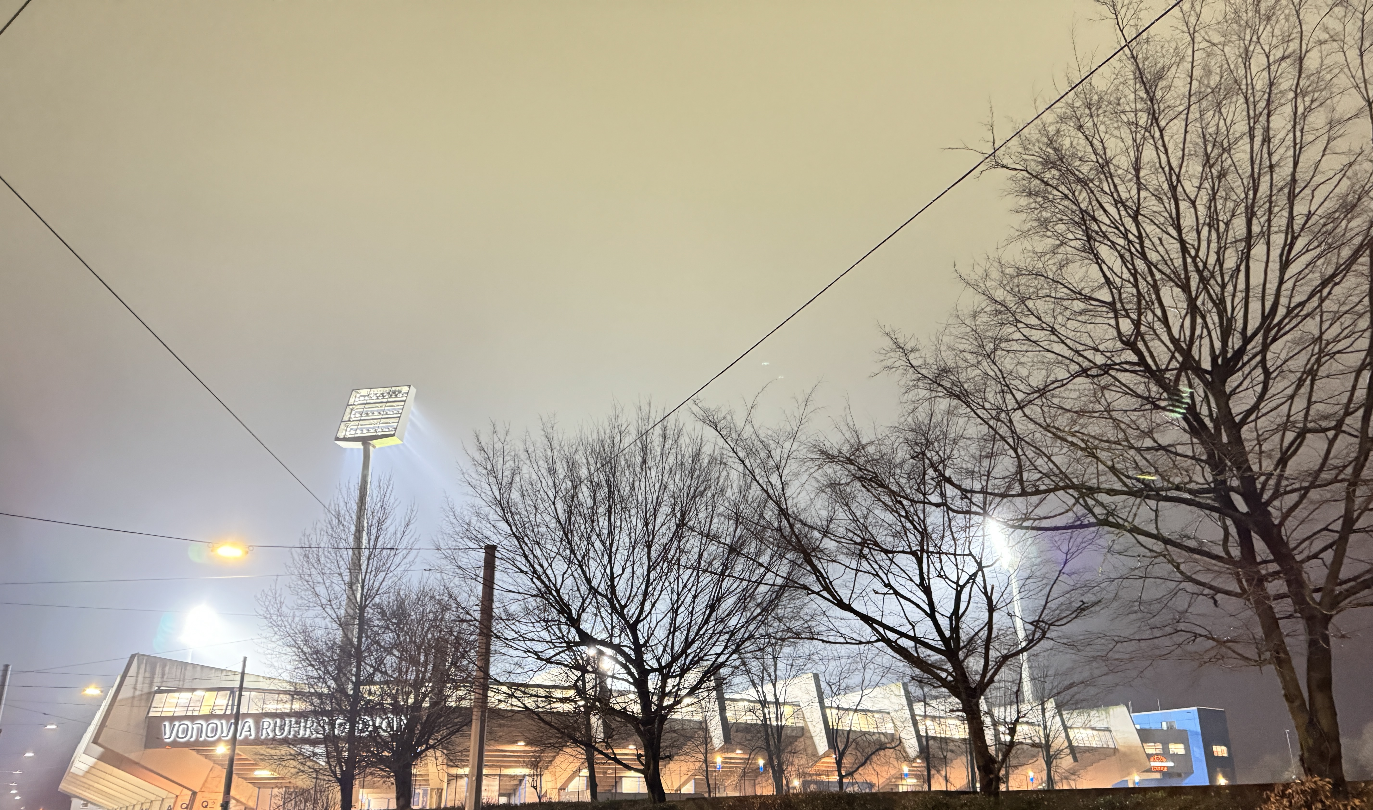 Das Ruhrstadion bei Nacht. Die Flutlichtmasten leuchten