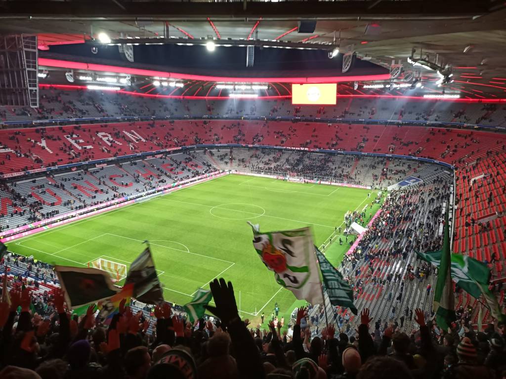 Blick auf das Spielfeld in der Allianz Arena aus der Auswärtskurve