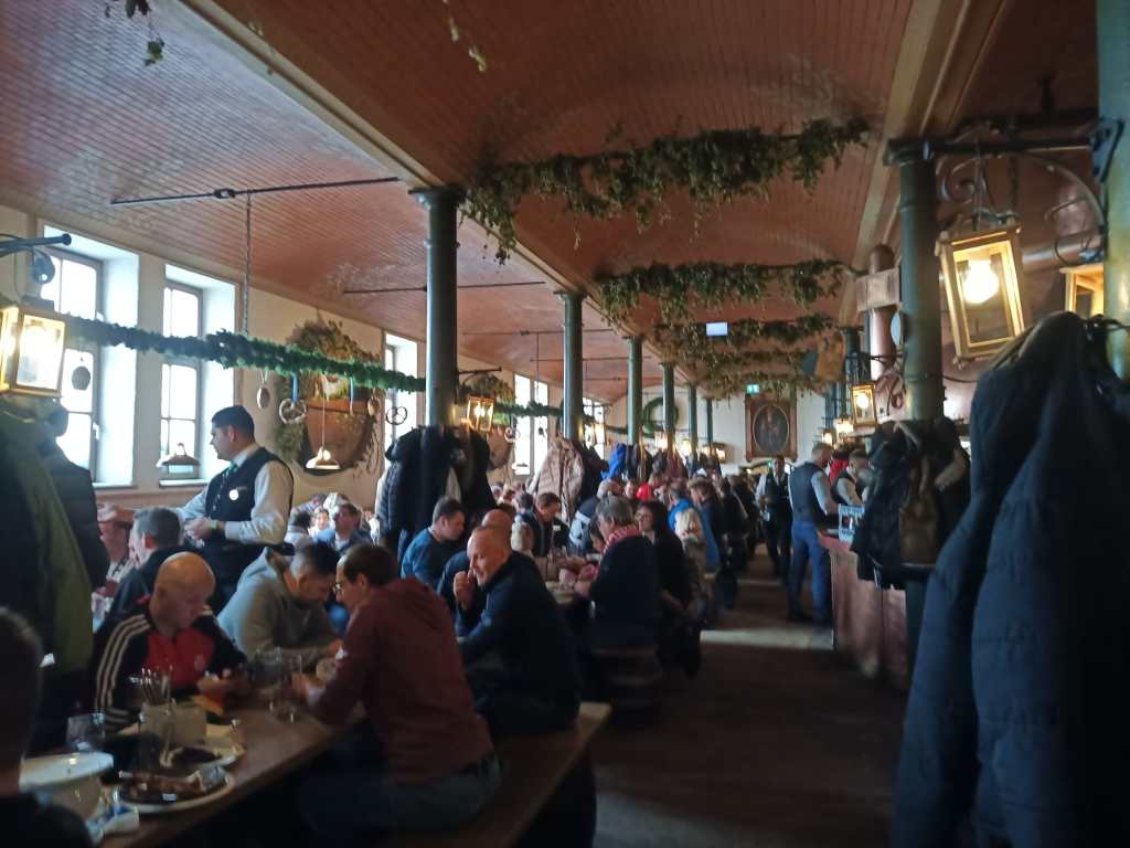 Fans aus München und Bremen beim Frühstück