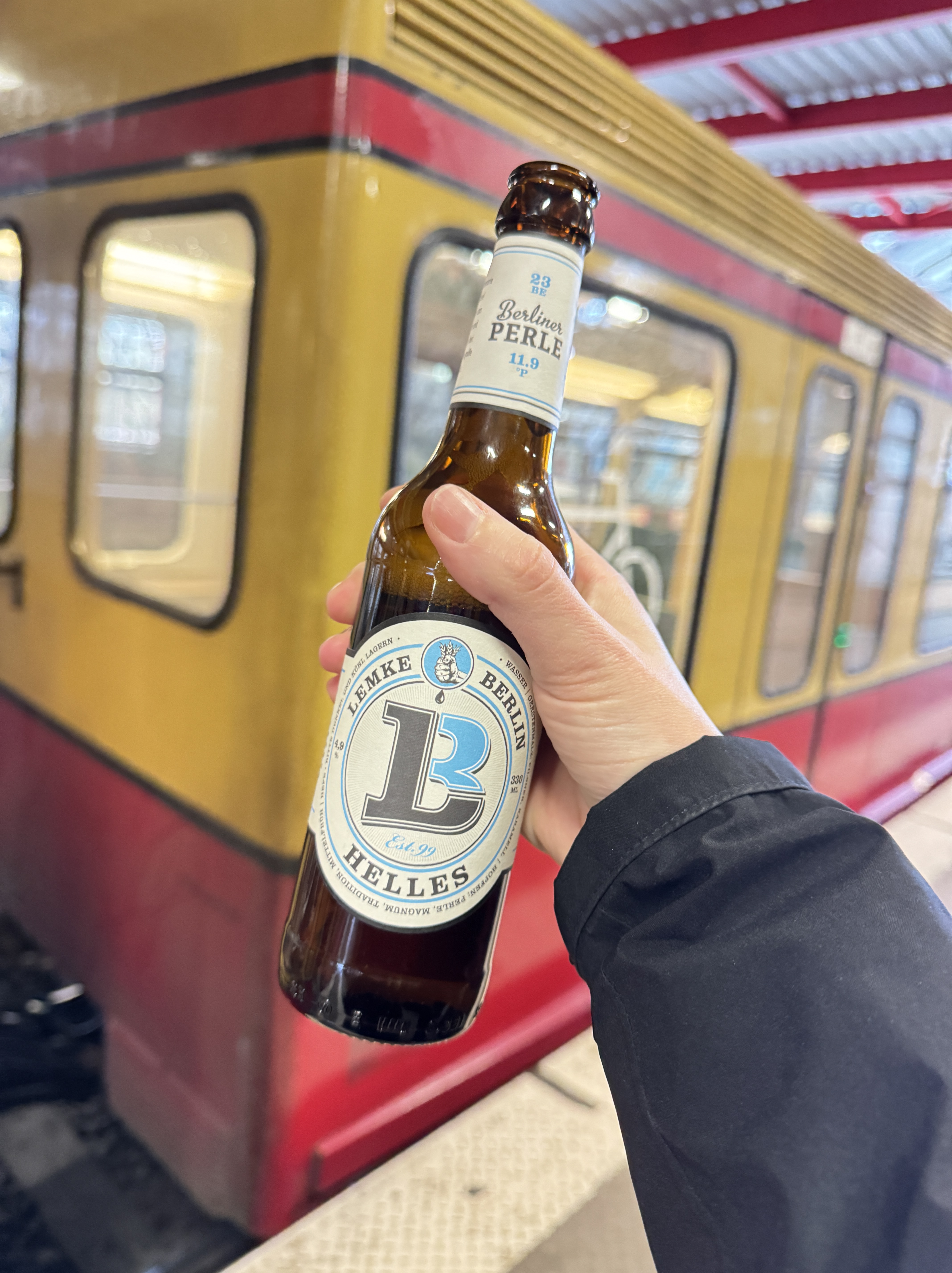 Bierflasche. Im Hintergrund die S-Bahn